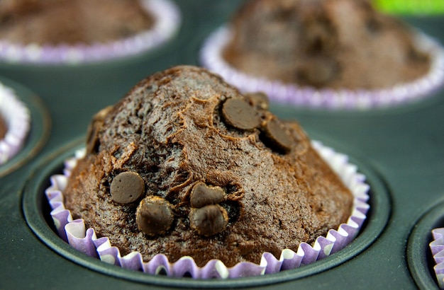 Photo close-up of chocolate chip muffins in tray