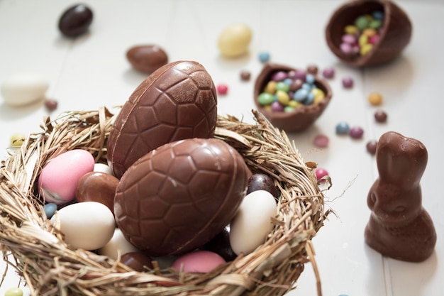 Foto close-up di uova di cioccolato e caramelle pasquali sul tavolo