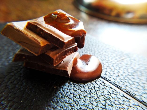 Foto close-up del cioccolato che si scioglie sul tavolo