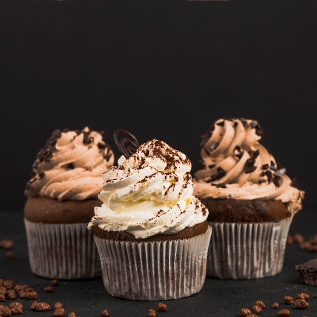 Foto close-up di muffin al cioccolato su sfondo scuro