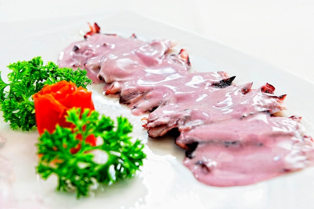 Photo close-up of chopped bread on plate