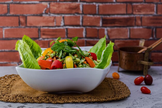 Photo close-up of chopped fruits in bowl on table