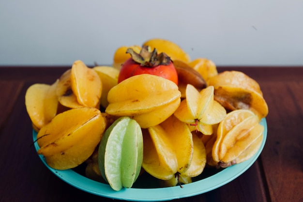 Photo close-up of chopped fruits in bowl on table