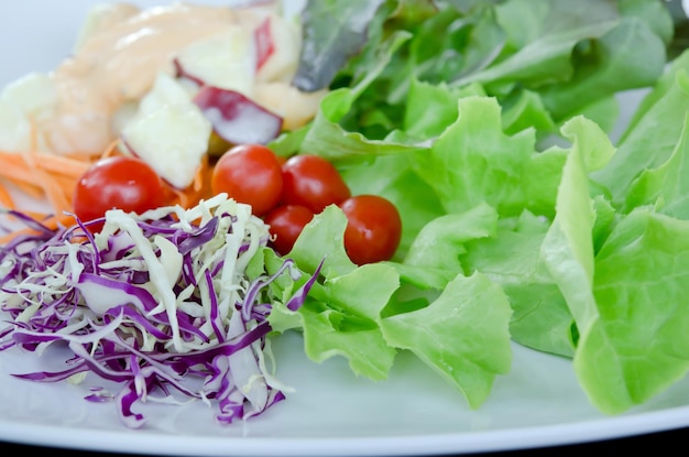 Prossimo piano di frutta tritata in piatto