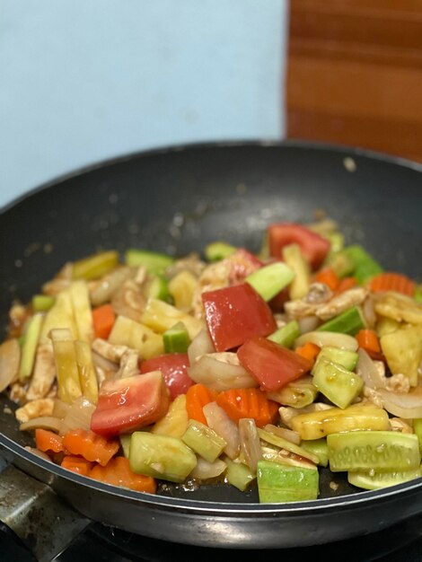 Photo close-up of chopped vegetables in bowl on table