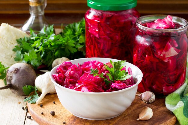 Photo close-up of chopped vegetables in bowl on table