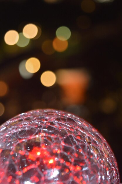 Foto close-up della decorazione natalizia contro luci sfocate