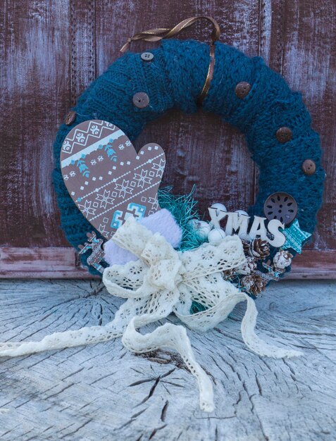 Photo close-up of christmas decoration by old suitcase on tree stump