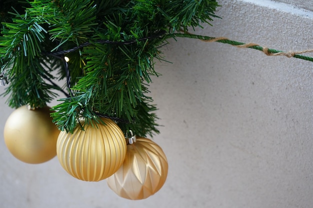 Foto close-up della decorazione natalizia appesa all'albero contro lo spazio di copia della parete