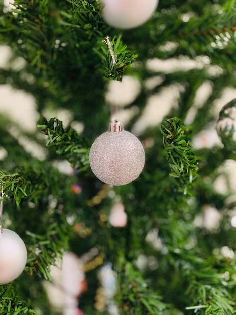 나무 에 매달린 크리스마스 장식물 의 클로즈업