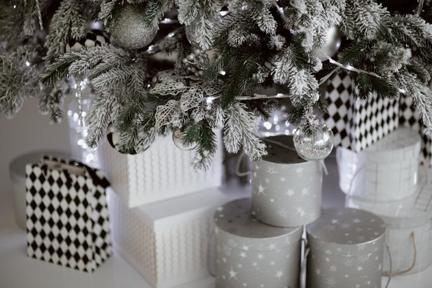 Photo close-up of christmas decoration hanging on tree