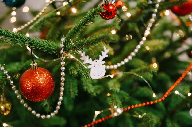 クリスマスの装飾が木にぶら下がっているクローズアップ
