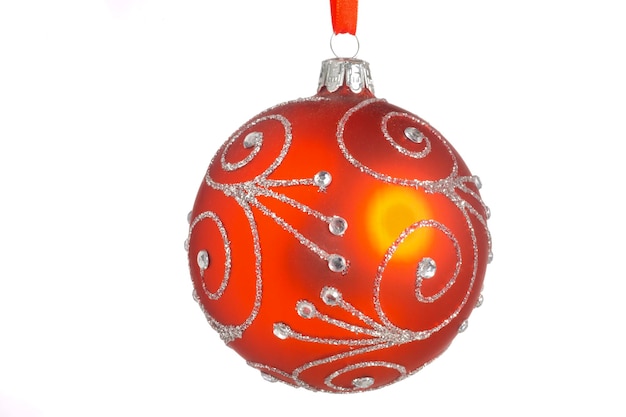 白い背景にぶら下がっているクリスマスの装飾のクローズアップ