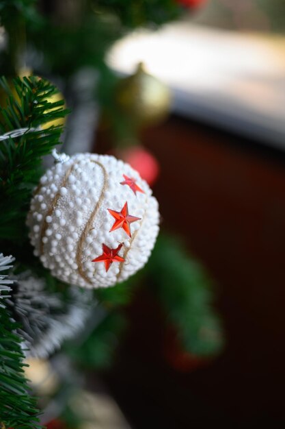 Foto close-up delle decorazioni natalizie appese all'albero