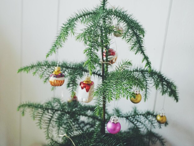 Photo close-up of christmas decorations hanging on tree