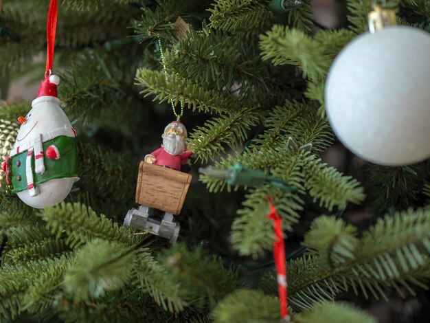 Photo close-up of christmas decorations hanging on tree