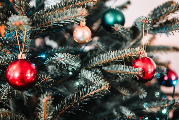 Близкий план рождественских украшений, висящих на елке
