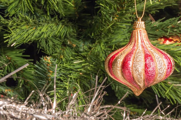 Foto close-up delle decorazioni natalizie appese all'albero