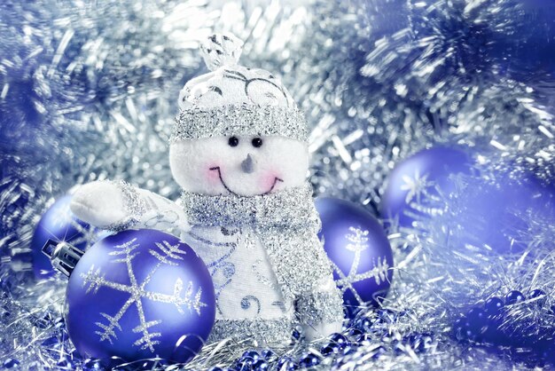 雪の上にあるクリスマスの装飾のクローズアップ
