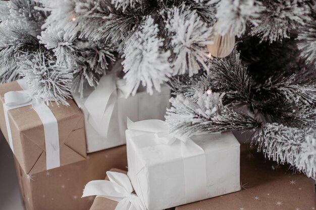 テーブルのクリスマス装飾のクローズアップ