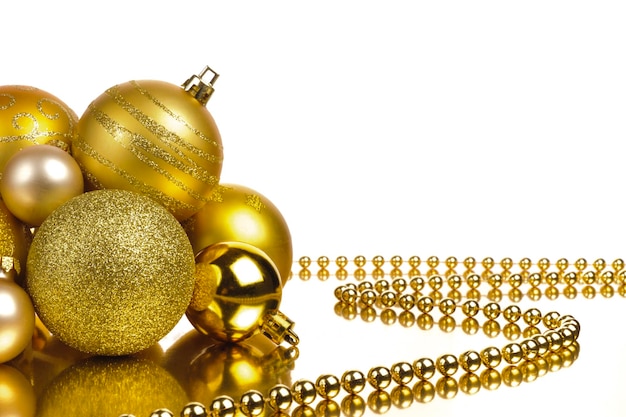 白い背景のクリスマス装飾のクローズアップ