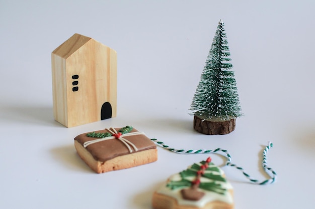 白い背景のクリスマス装飾のクローズアップ