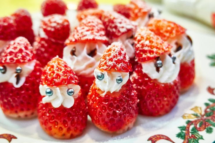 Photo close up of christmas dessert in plate on table