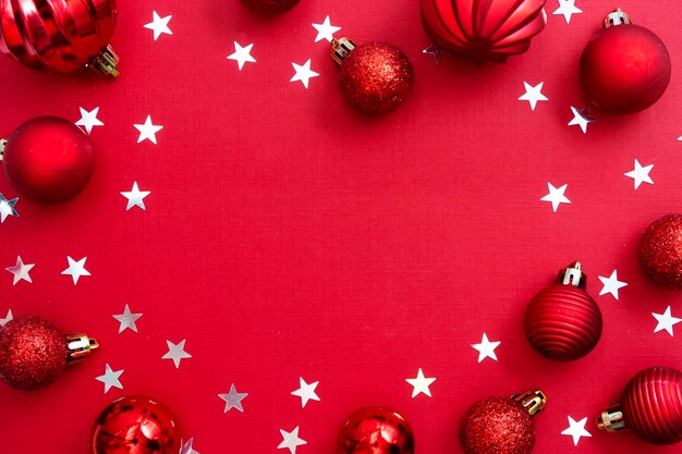 Близкий план рождественских украшений на красном фоне