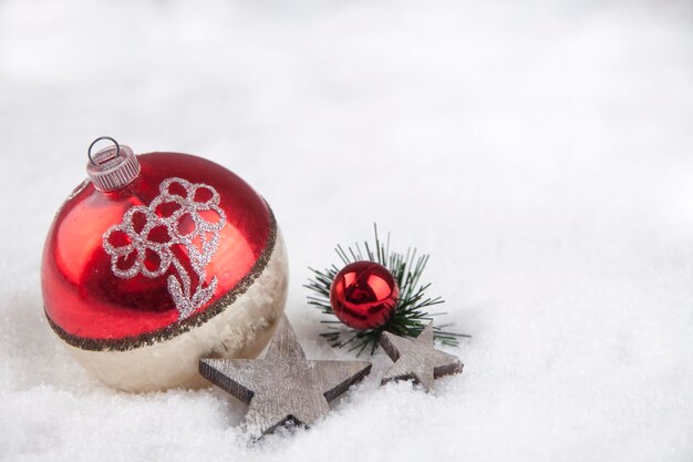 Foto close-up di ornamenti di natale sulla neve