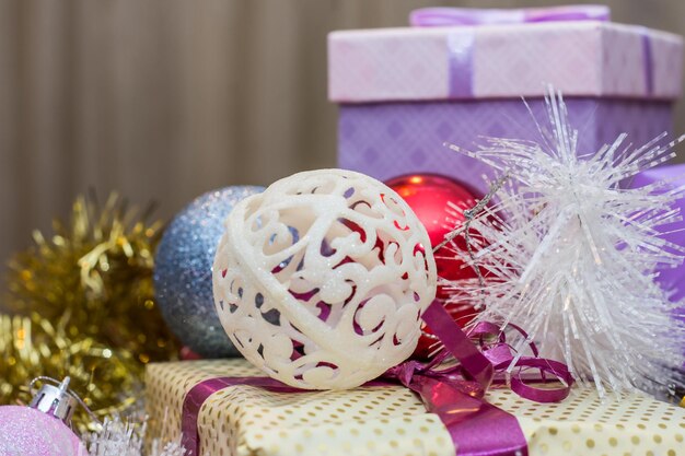 Foto close-up del regalo di natale sul tavolo