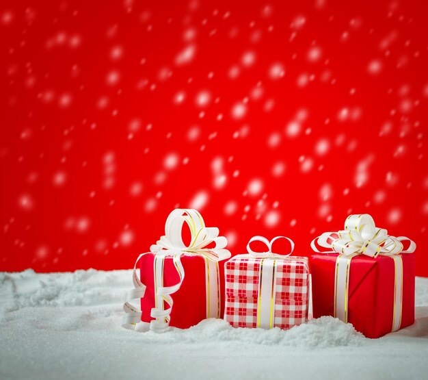 赤い背景のクリスマスプレゼントのクローズアップ