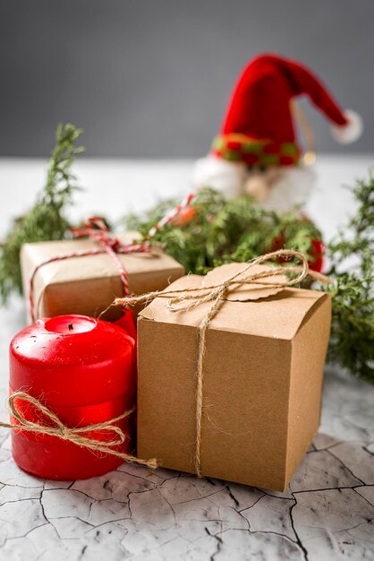 Foto close-up dei regali di natale sul tavolo