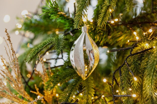 木の上のクローズアップのクリスマスのおもちゃ