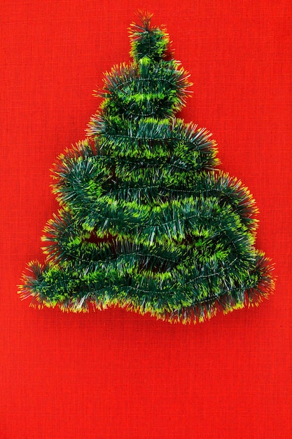 Photo close-up of christmas tree against red wall