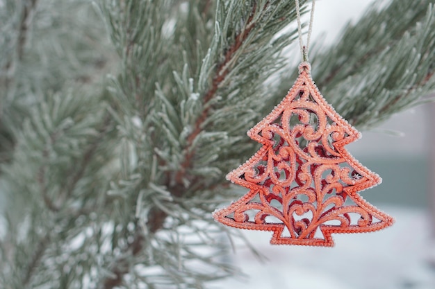 Foto primo piano albero di natale e palla