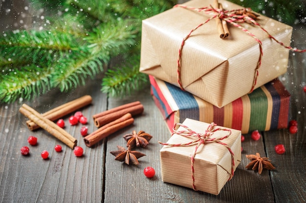 箱の中のクリスマスツリーのクローズアップ