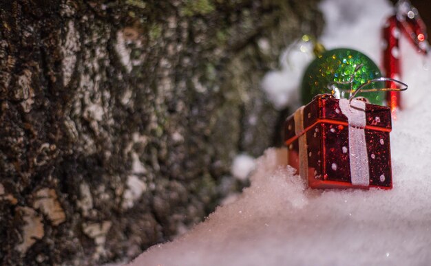 Foto close-up dell'albero di natale nella neve