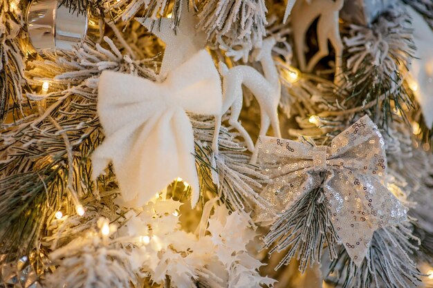 雪の中のクリスマスツリーのクローズアップ