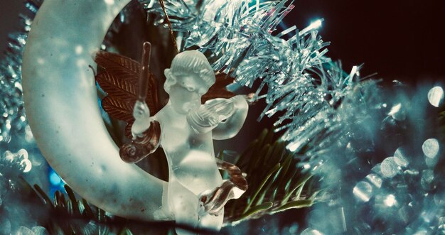 Foto close-up dell'albero di natale nella neve