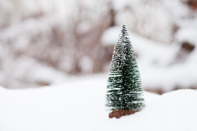 Foto close-up dell'albero di natale nella neve