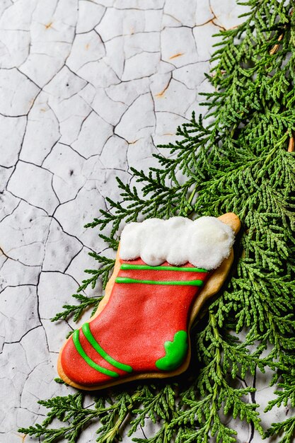 Foto close-up dell'albero di natale nella neve