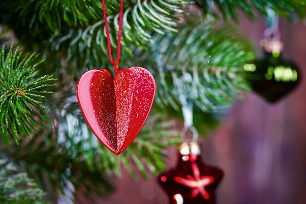 Vicino albero di natale con decorazioni