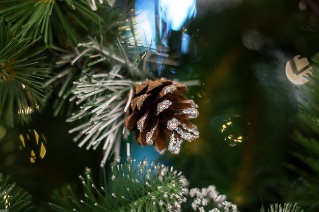 Photo close up of a christmas tree with ornaments