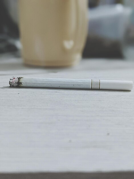 Photo close-up of cigarette on table