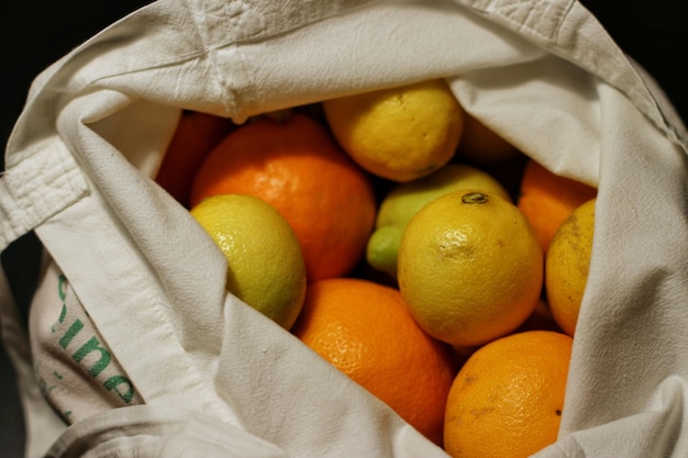 Foto close-up di agrumi in una borsa della spesa