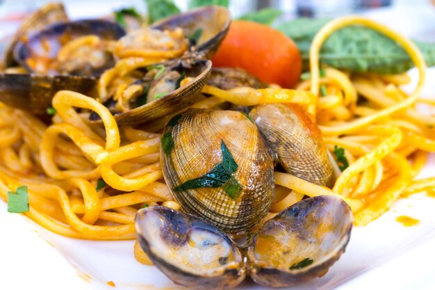 Foto close-up di pasta di vongole in piatto