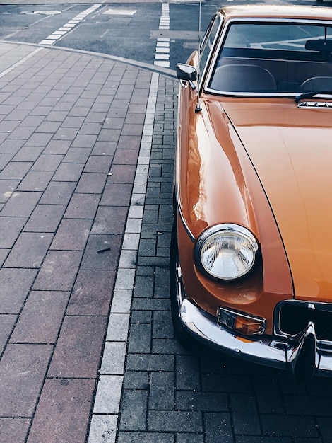 Photo close-up of classic car on street