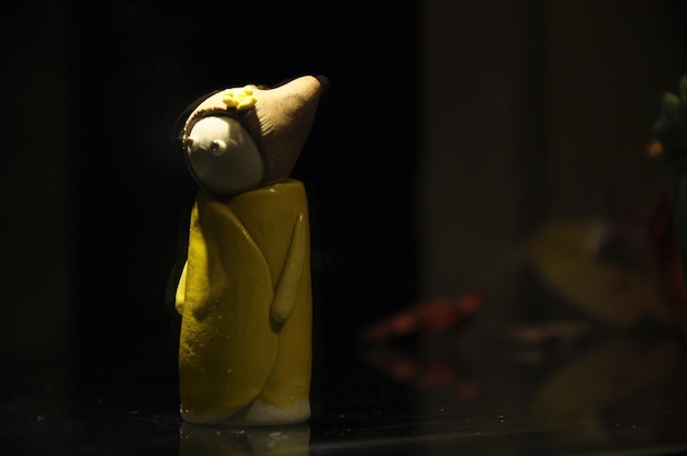 Photo close-up of clay figurine on table