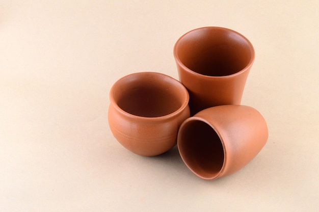 Photo close-up of clay pots on cream color