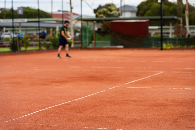 Близкое изображение глиняного теннисного корта в Австралии на открытом воздухе